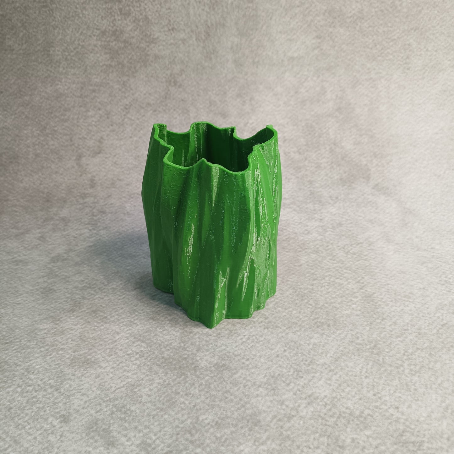 Draped Bark-Texture Flower Vase – Organic Tree Trunk Design Decorative Planter for Home & Office