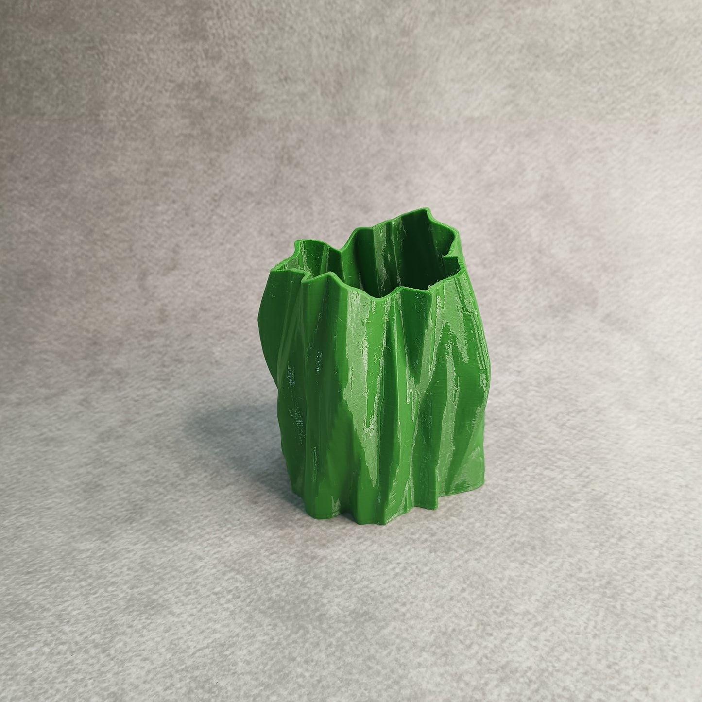 Draped Bark-Texture Flower Vase – Organic Tree Trunk Design Decorative Planter for Home & Office