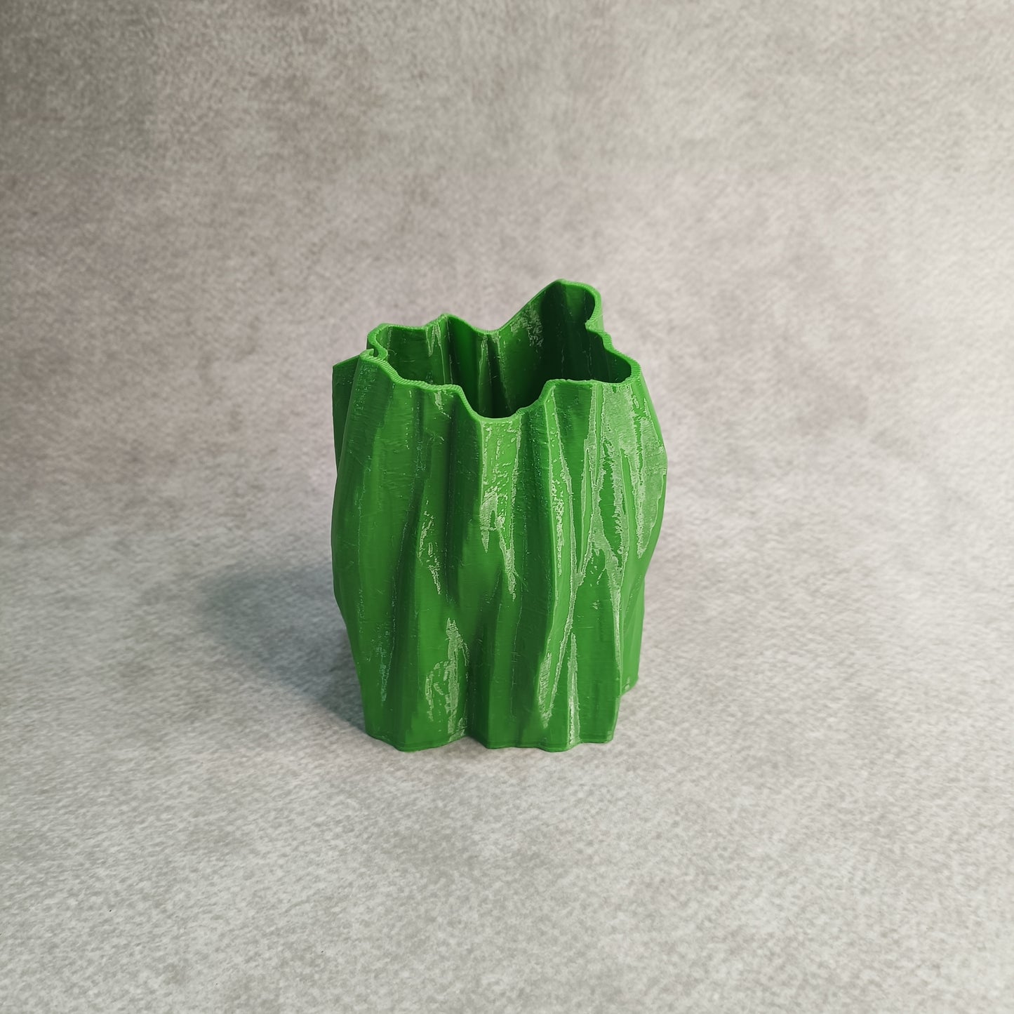 Draped Bark-Texture Flower Vase – Organic Tree Trunk Design Decorative Planter for Home & Office