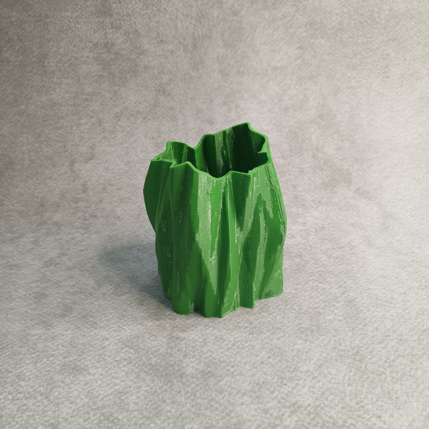 Draped Bark-Texture Flower Vase – Organic Tree Trunk Design Decorative Planter for Home & Office