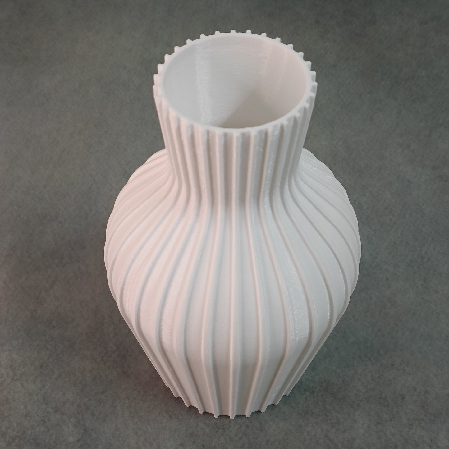 Elegant Curved White Flower Vase – Tall Decorative Pot for Home & Office Décor