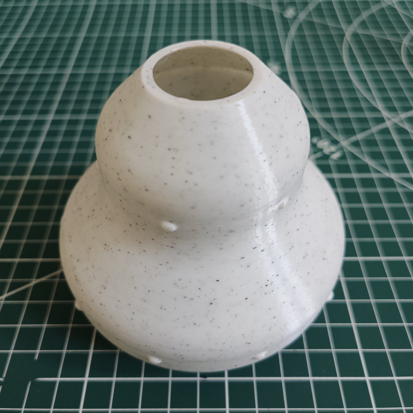 Curved Pebble-Contour Flower Vase – Modern Organic 3D Printed Planter